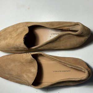 Banana Republic beige suede size 9 ½. Decorative stitching on  top.